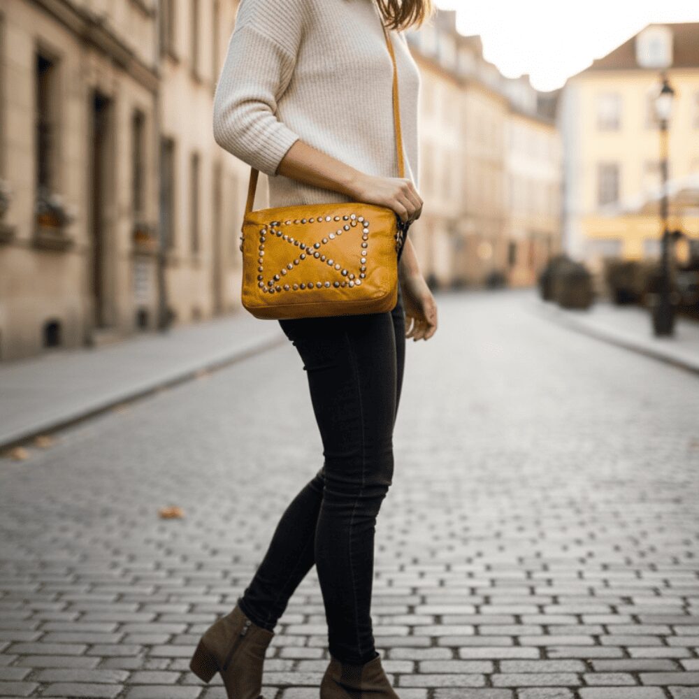 Pochette Gialla Borchie Geometriche